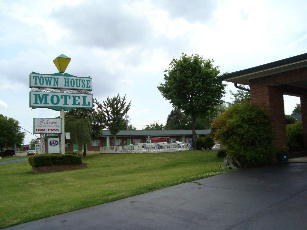 Town House Motel ทูเพอโล ภายนอก รูปภาพ